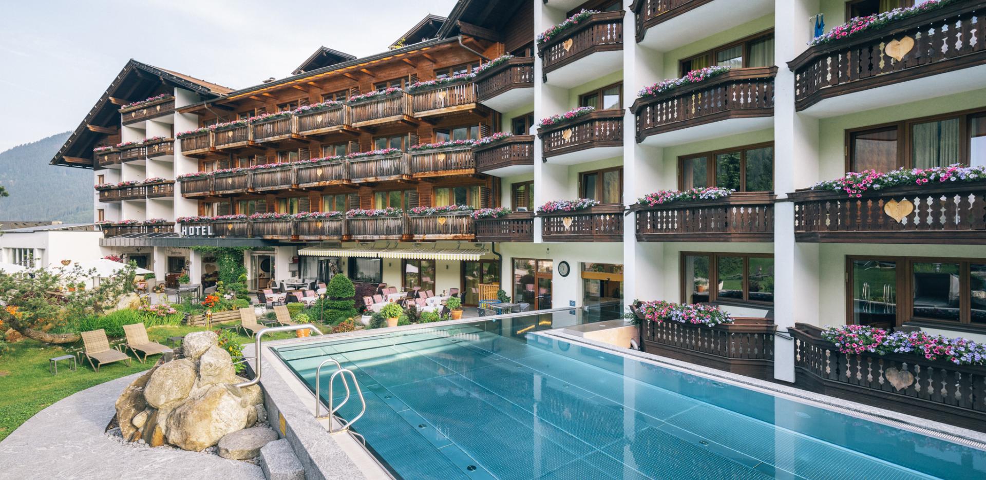 Kirchheimerhof_Kärnten_Familienhotel_Pool_Panoramalage