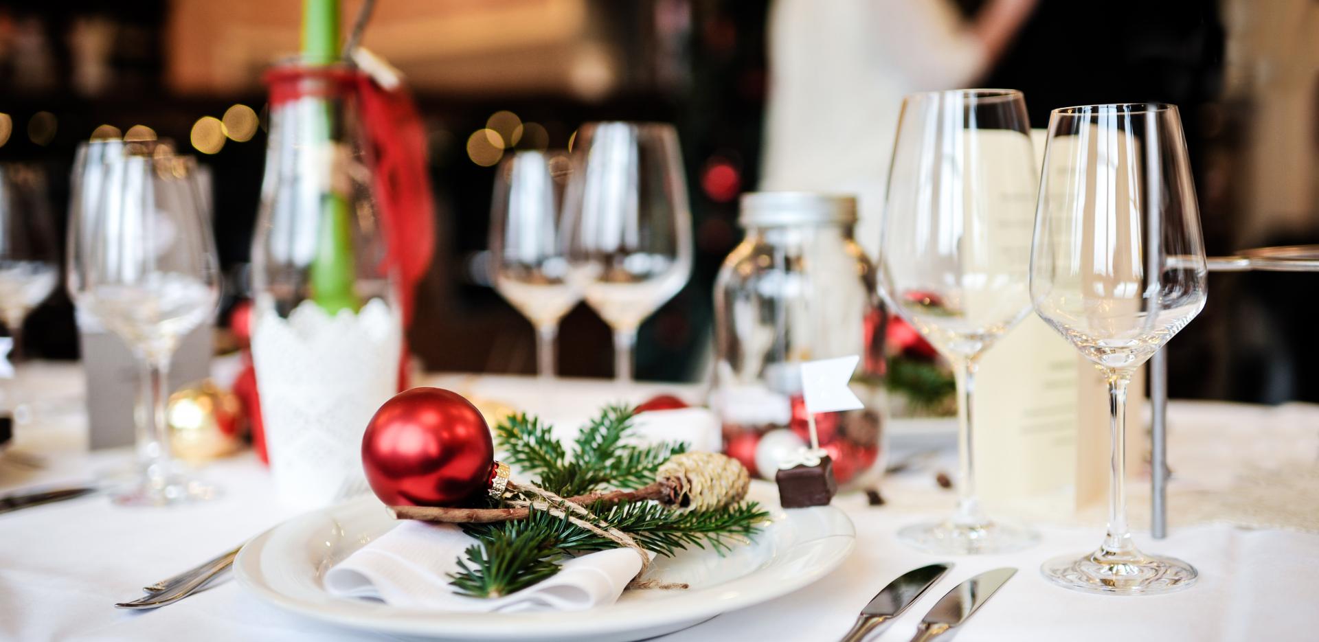 Winterliche Tisch-Dekoration mit Weihnachtskugel und Tannenzweig Winterliche Tisch-Dekoration