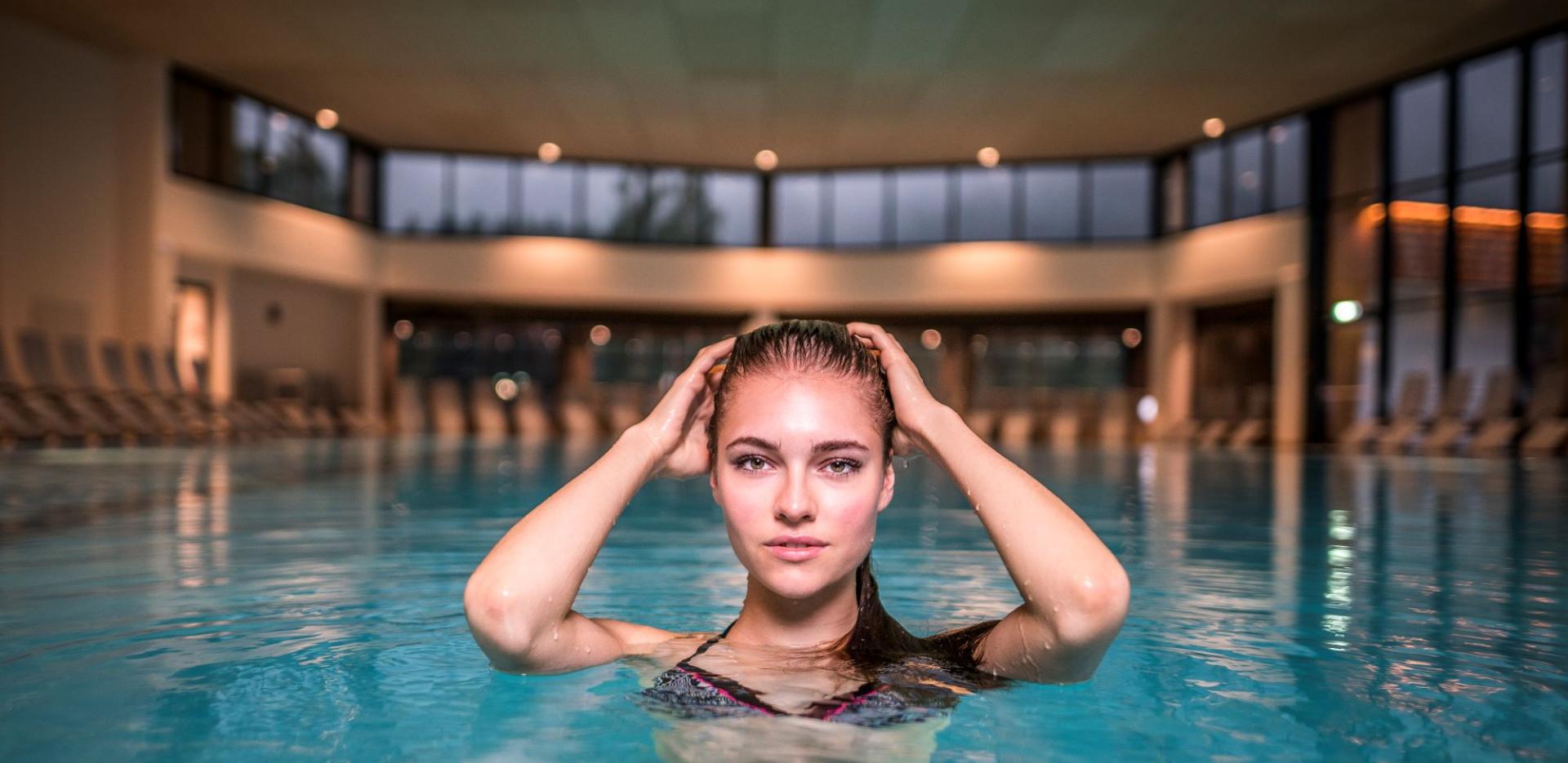Frau in der Therme St. Kathrein fährt sich durch die Haare Therme St. Kathrein