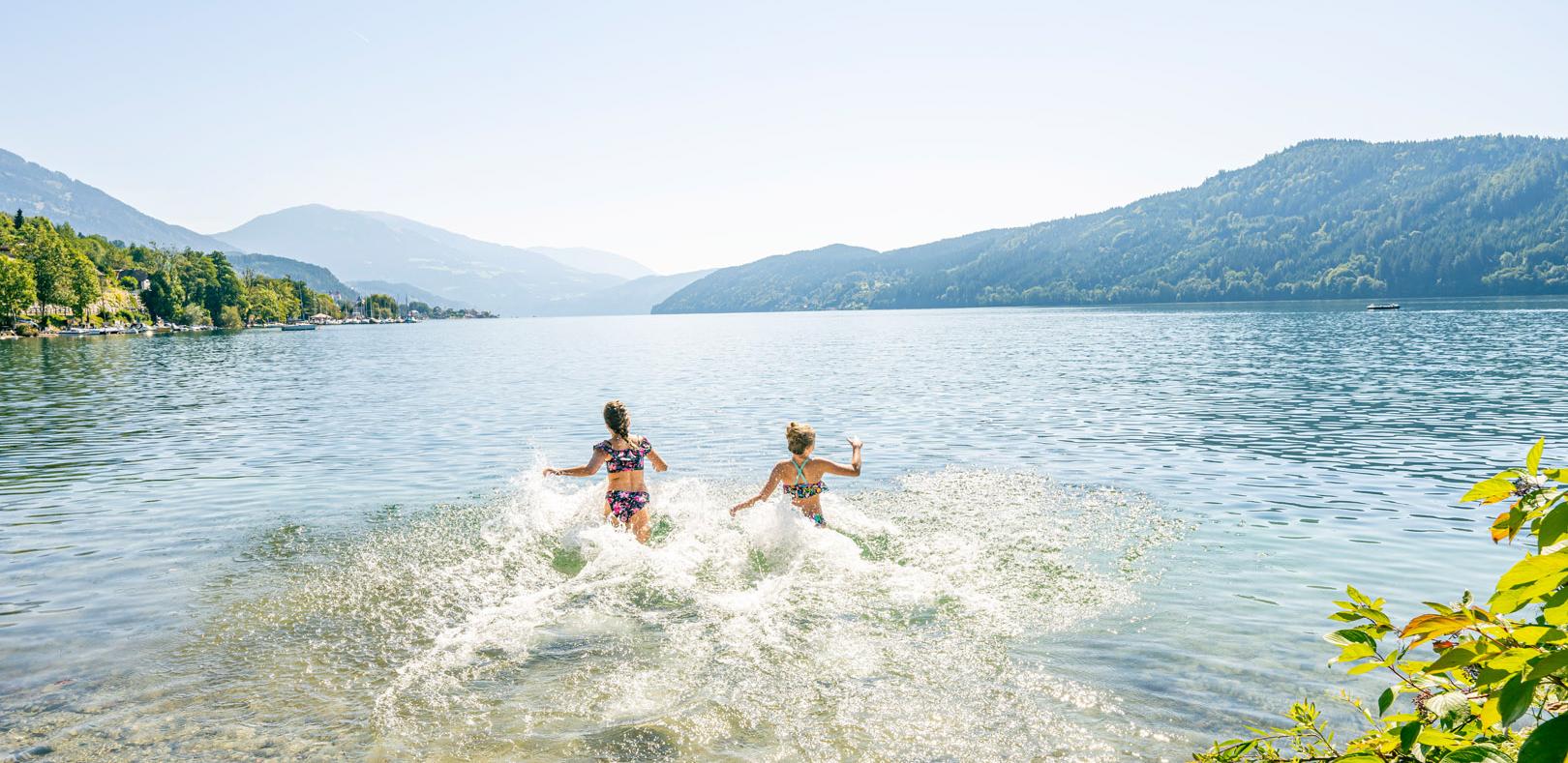 Kinder rennen in den Millstätter See Kinder im See