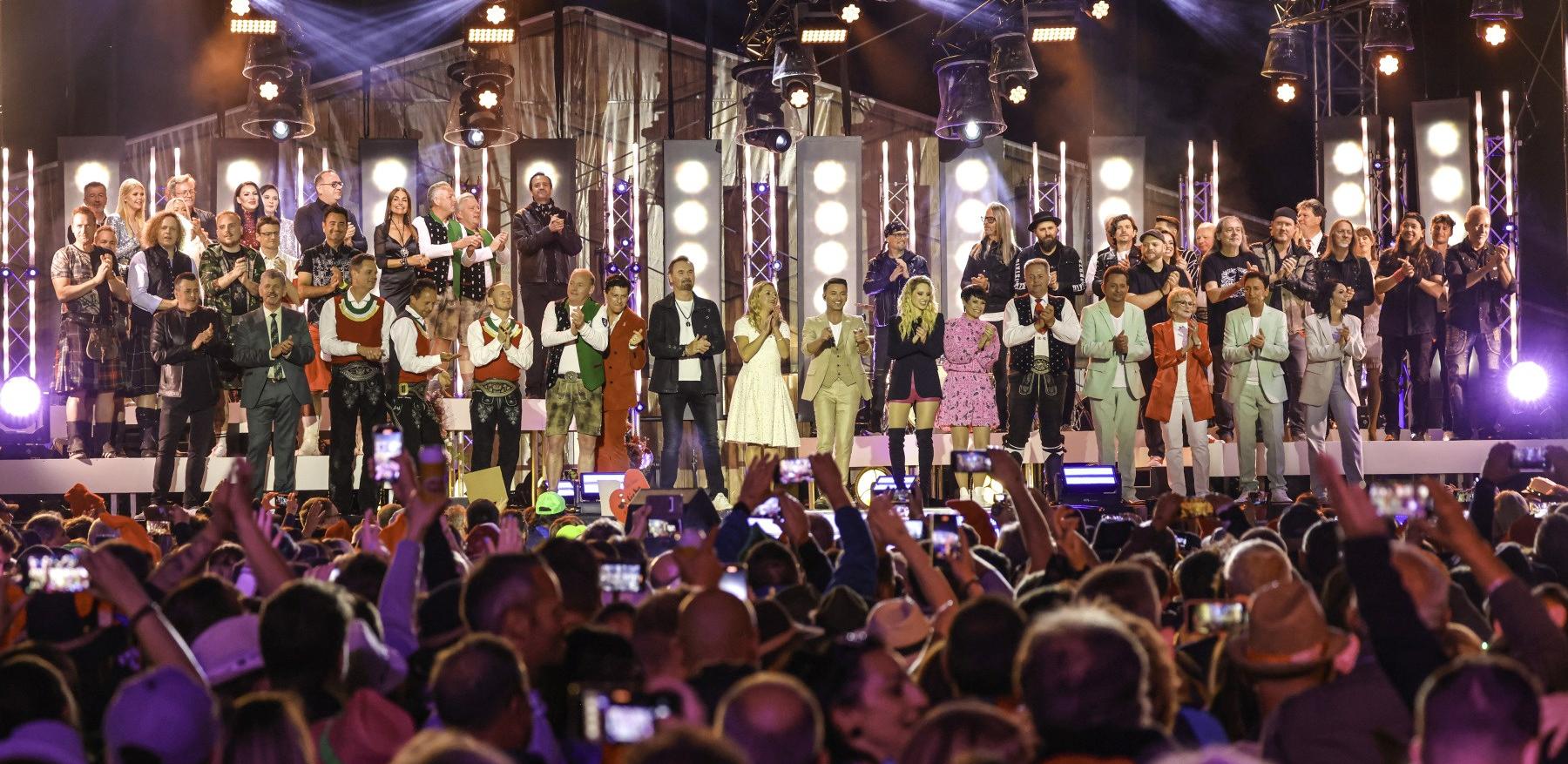 B&uuml;hnen Show mit vielen K&uuml;nstlern auf der B&uuml;hne beim Musi Open Air 