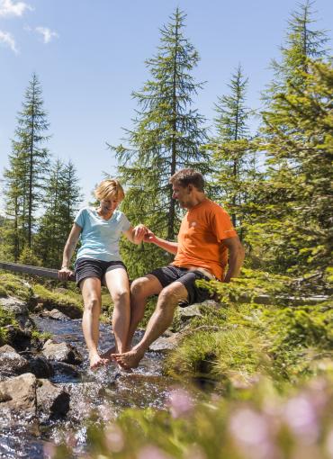 Wandern_PaarBach © NaturAktiv - Franz Gerdl(1)