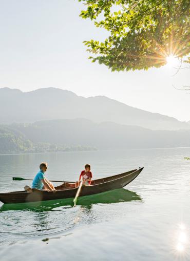 Buchtenwandern mit der Familie mit Sonnenschein im Boot Buchtenwandern im Boot