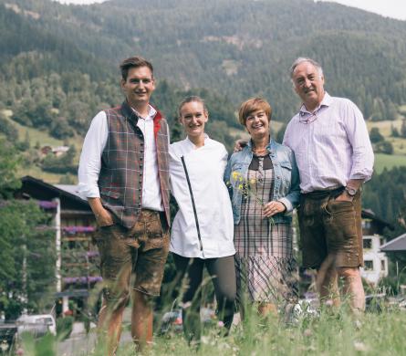 Familie Hinteregger vor dem Kirchheimerhof Der Kirchheimerhof Familie Hinteregger
