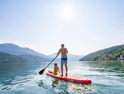 Zwei Personen auf einem Stand Up Paddle Board am Millstätter See Stand Up Paddling am Millstätter See zu zweit