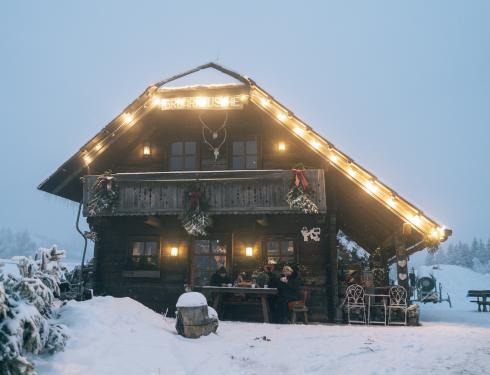 Groar Alm im Winter beleuchtet heller Groar Alm im Winter beleuchtet hell