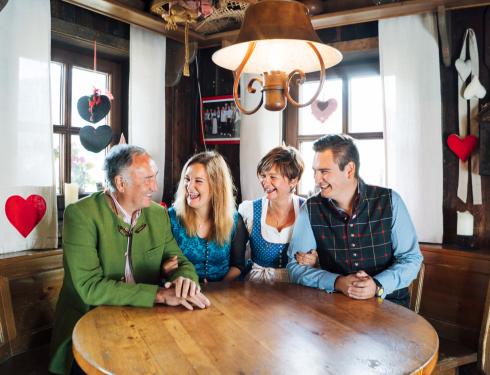 Familie Hinteregger am Tisch lachend Fam. Hinteregger