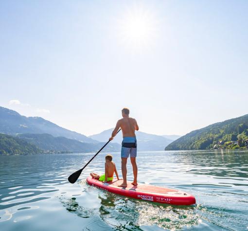 Zwei Personen auf einem Stand Up Paddle Board am Millstätter See Stand Up Paddling am Millstätter See zu zweit