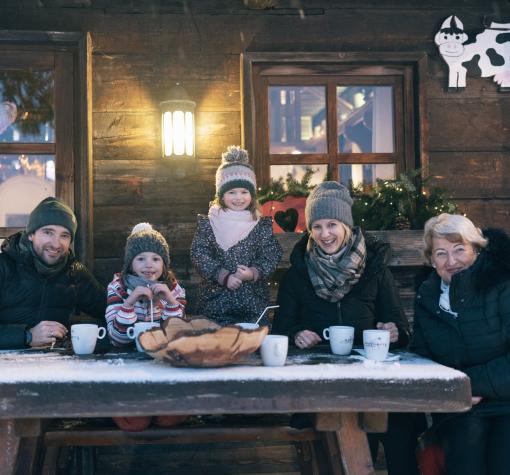 Familie vor der Kirchheimerhof Groar Alm Groar Alm Familie
