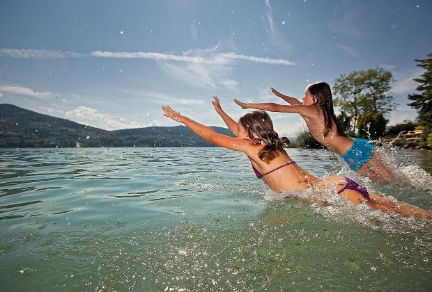 Badespaß in Kärnten | © Steinthaler Zwei Kinder springen in den See