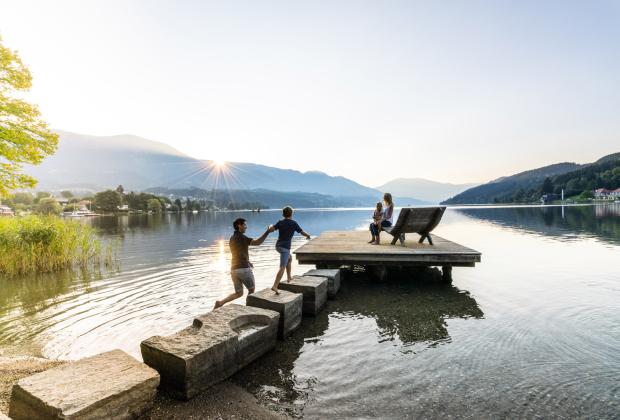 Familie auf Steg-Plattform im See Familie am Millstätter See