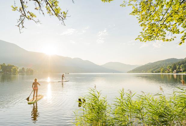 Zwei Personen beim Stand Up Paddling im See Stand Up Paddling