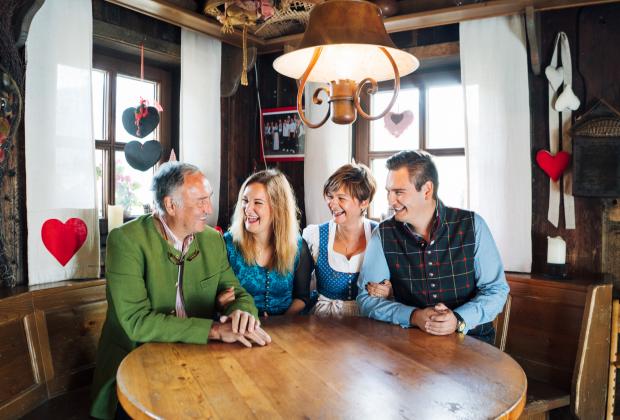 Familie Hinteregger am Tisch lachend Fam. Hinteregger
