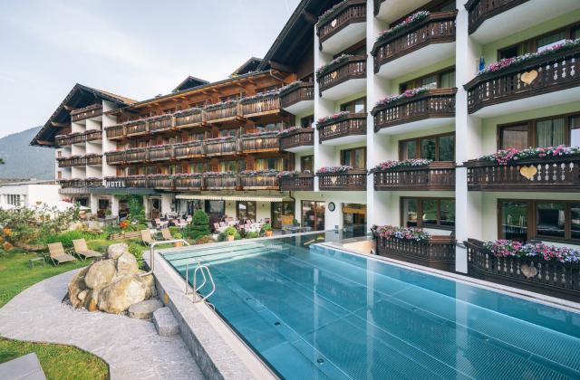 Kirchheimerhof_Kärnten_Familienhotel_Pool_Panoramalage