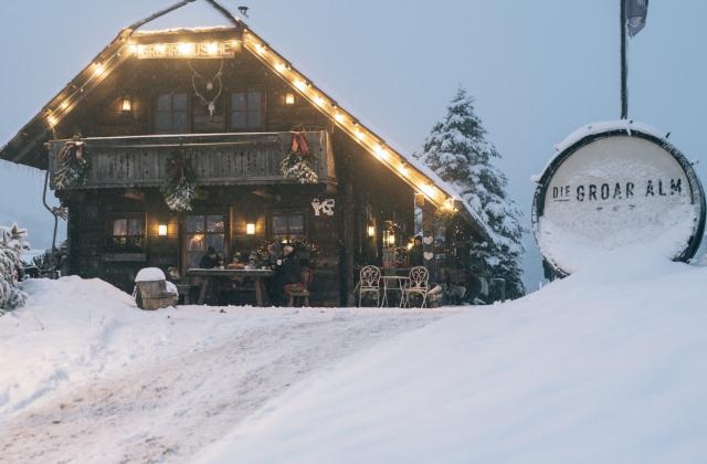 Groar Alm im Winter von unten hell