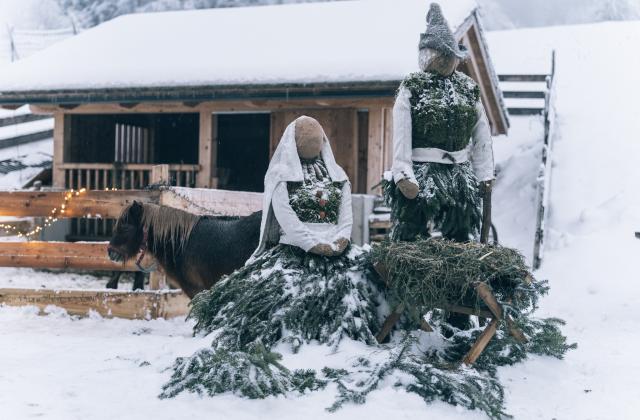 Pony, Naturfiguren und Stall im Schnee