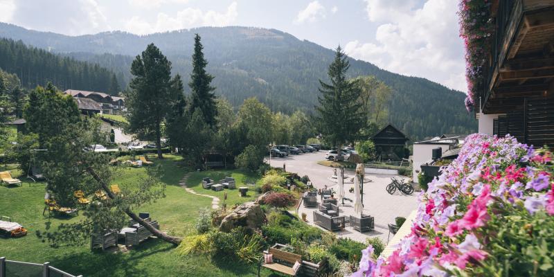 JS Edelholz Kirsche_Ausblick_print_Kirchheimerhof_Sommer24_by_Gert_Perauer JS Edelholz Kirsche_Ausblick_print_Kirchheimerhof_Sommer24_by_Gert_Perauer