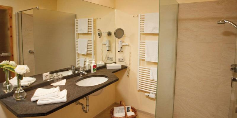 Familiensuite ,,1001sassa‘‘ - Edelstein Granat Familiensuite ,,1001sassa‘‘ - Edelstein Granat