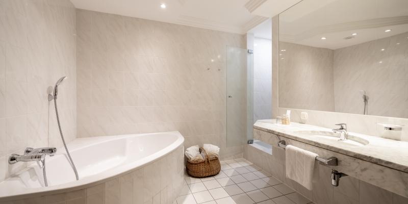 JS Edelholz Kirsche_Badezimmer 1_print_Kirchheimerhof_Sommer24_by_Gert_Perauer JS Edelholz Kirsche_Badezimmer 1_print_Kirchheimerhof_Sommer24_by_Gert_Perauer