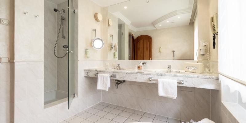 FS Maibrunn_Badezimmer mit Dusche und Badewanne 1_web_Kirchheimerhof_Sommer24_by_Gert_Perauer