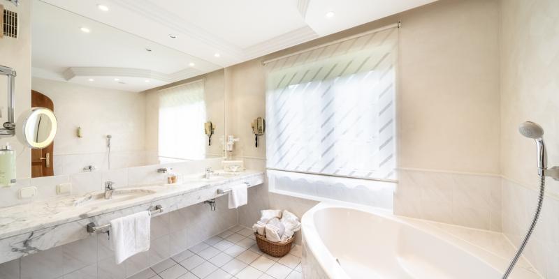 FS Maibrunn_Badezimmer mit Dusche und Badewanne_web_Kirchheimerhof_Sommer24_by_Gert_Perauer