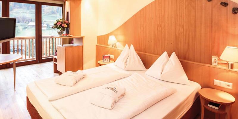 Familiensuite ,,1001sassa‘‘ - Edelstein Granat Familiensuite ,,1001sassa‘‘ - Edelstein Granat