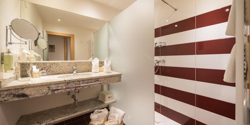 FJS Murmelbau_Badezimmer 1_print_Kirchheimerhof_Sommer24_by_Gert_Perauer FJS Murmelbau_Badezimmer 1_print_Kirchheimerhof_Sommer24_by_Gert_Perauer