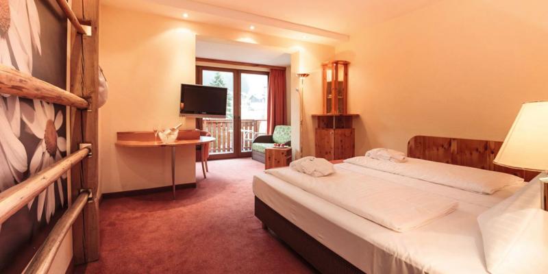 Familiensuite ,,1001sassa‘‘ - Edelstein Granat Familiensuite ,,1001sassa‘‘ - Edelstein Granat